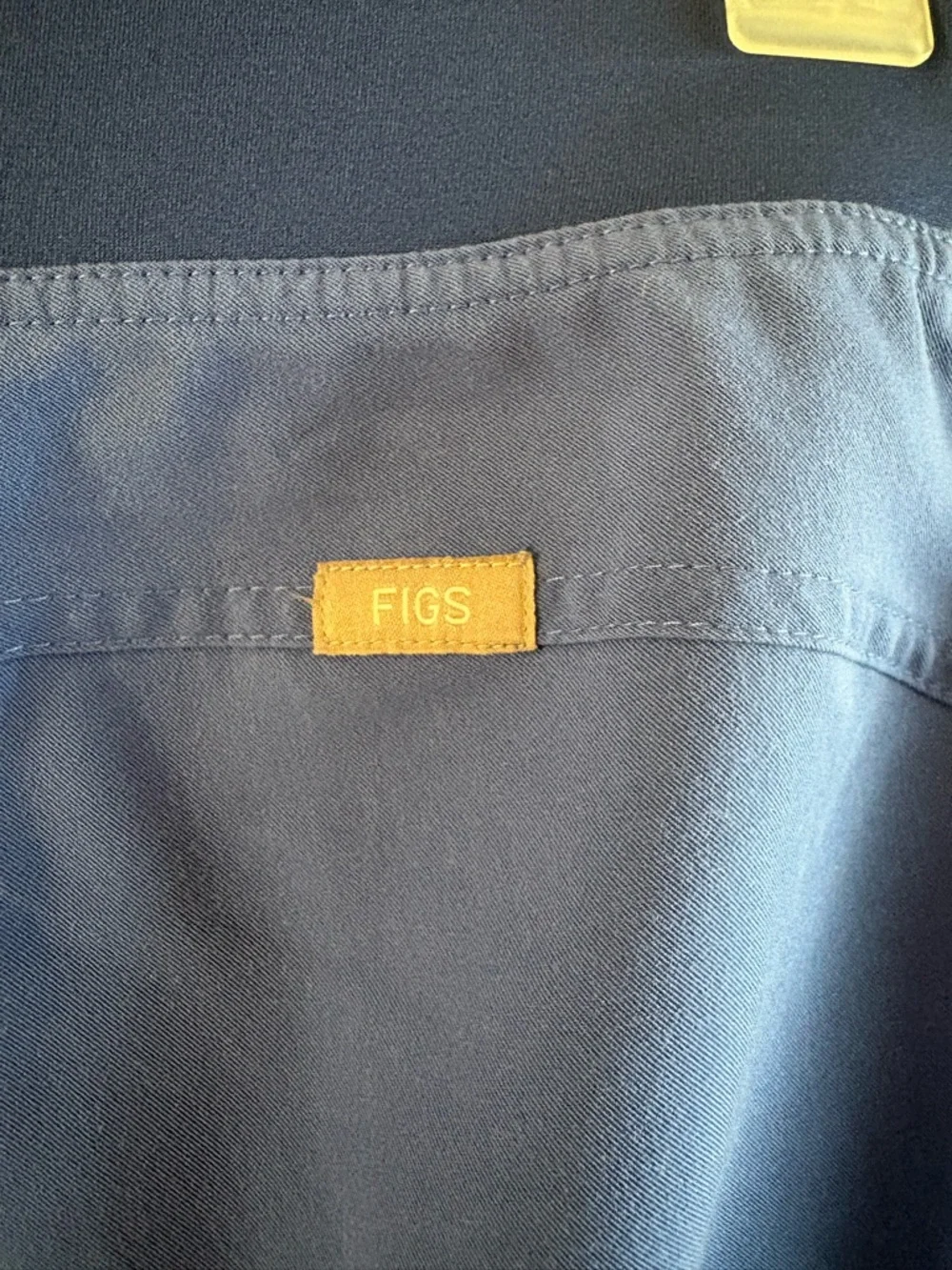 FIGS Kade Women’s Cargo Scrub Pants - Picture 3 of 7